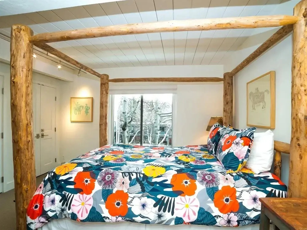 Centrally Located 3BR in Aspen Core With Pool & hot Tub!