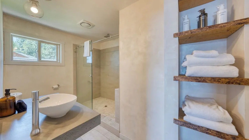 Lakeview by Avantstay Private Waterfront Cabin on Lake Tahoe w/ Hot Tub & Views