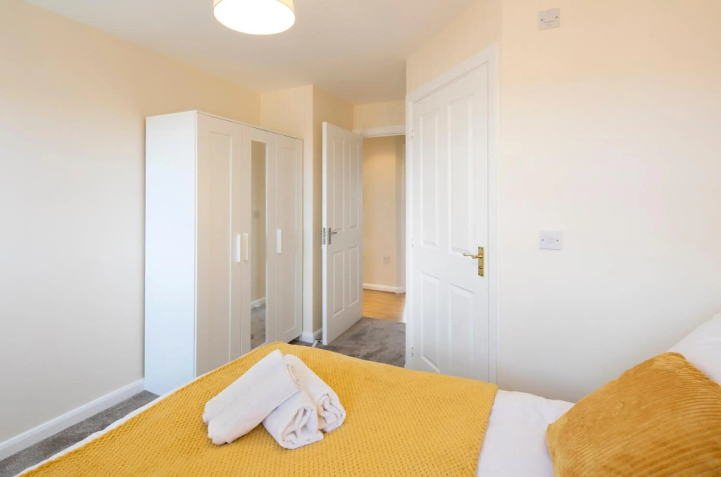 Birmingham Solihull, Short Stay Contractors HS2 NHS Medical Students Modern 2 Bed 2 Bathroom Apartment Dedicated Parking Close to NEC Coleshill
