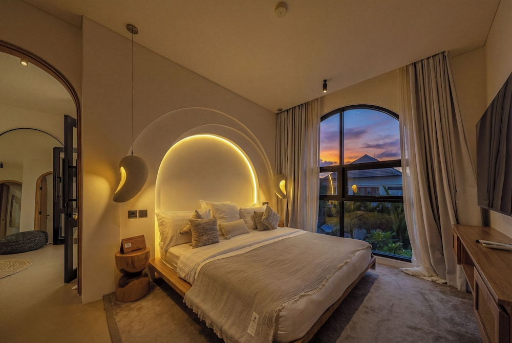 Altara Villa Umalas - Stylish 4BR Villa with Patio & Balcony in Umalas