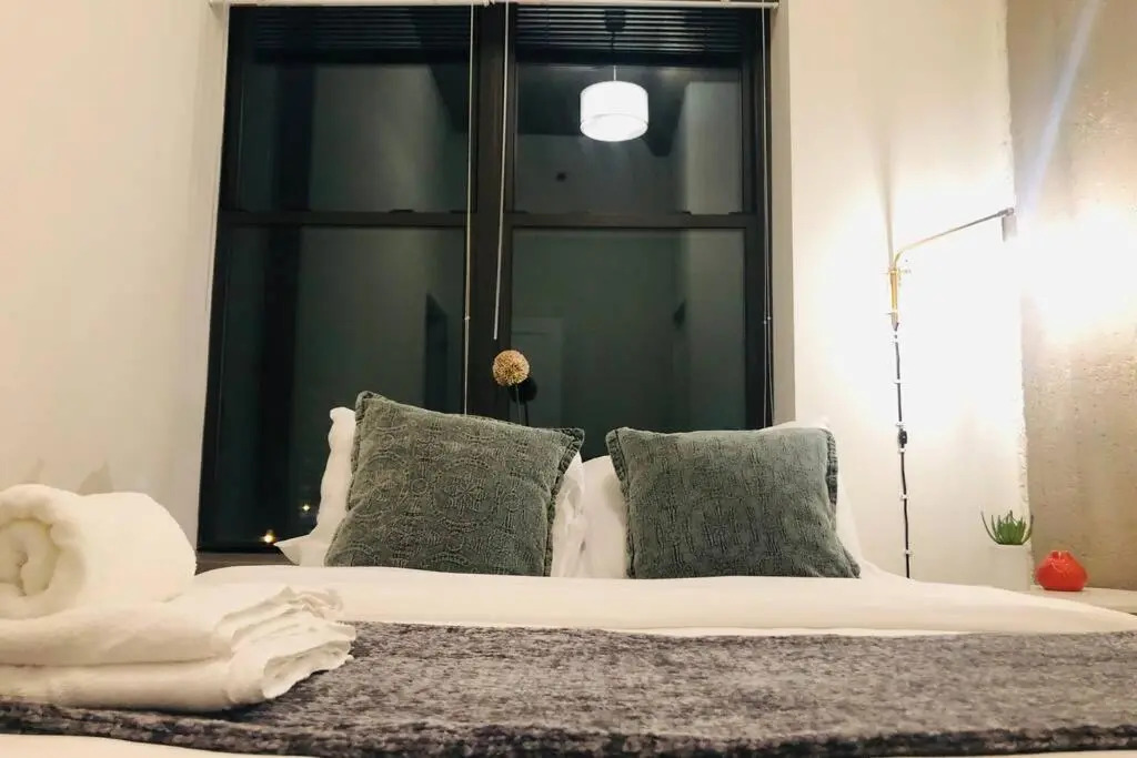 McCormick Place luxury corner apartment with optional parking for 6 guests