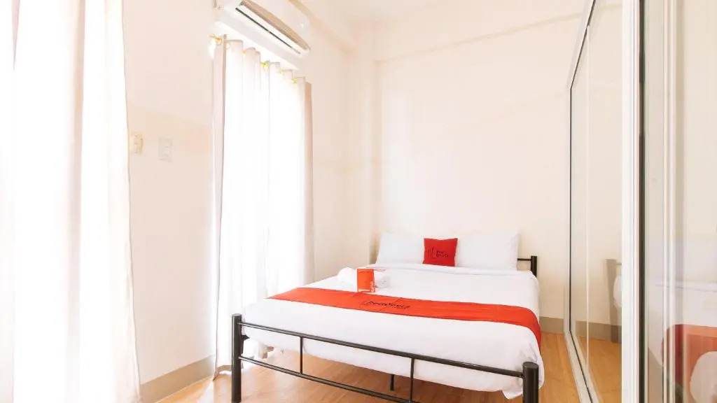 RedDoorz Plus @ IMU1 Suites Paranaque