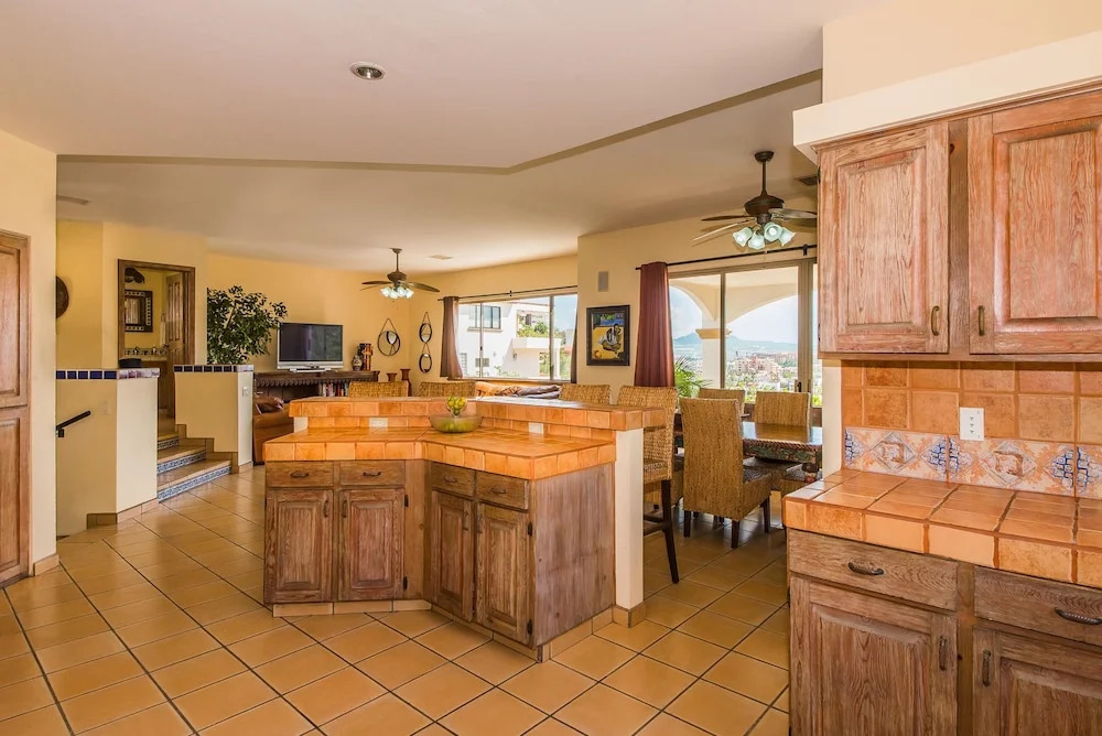 Steps From Downtown & Marina, 6 Bedrooms for 14 People; Villa Victoria