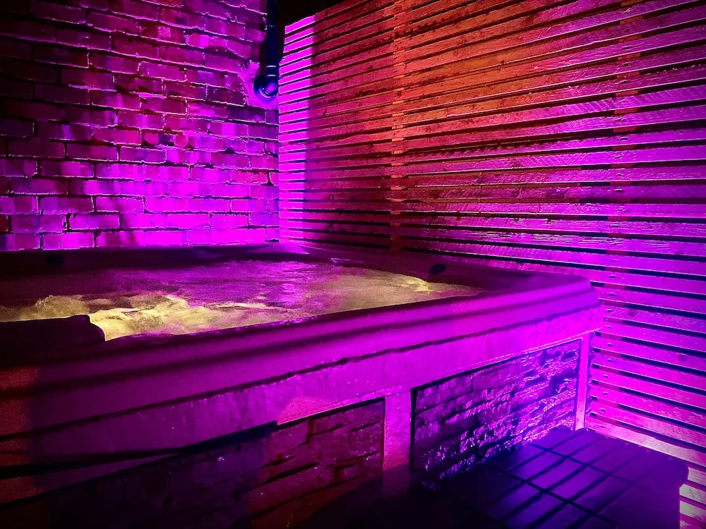 Family modern 3 bedroom Hot Tub House- Sleeps 6