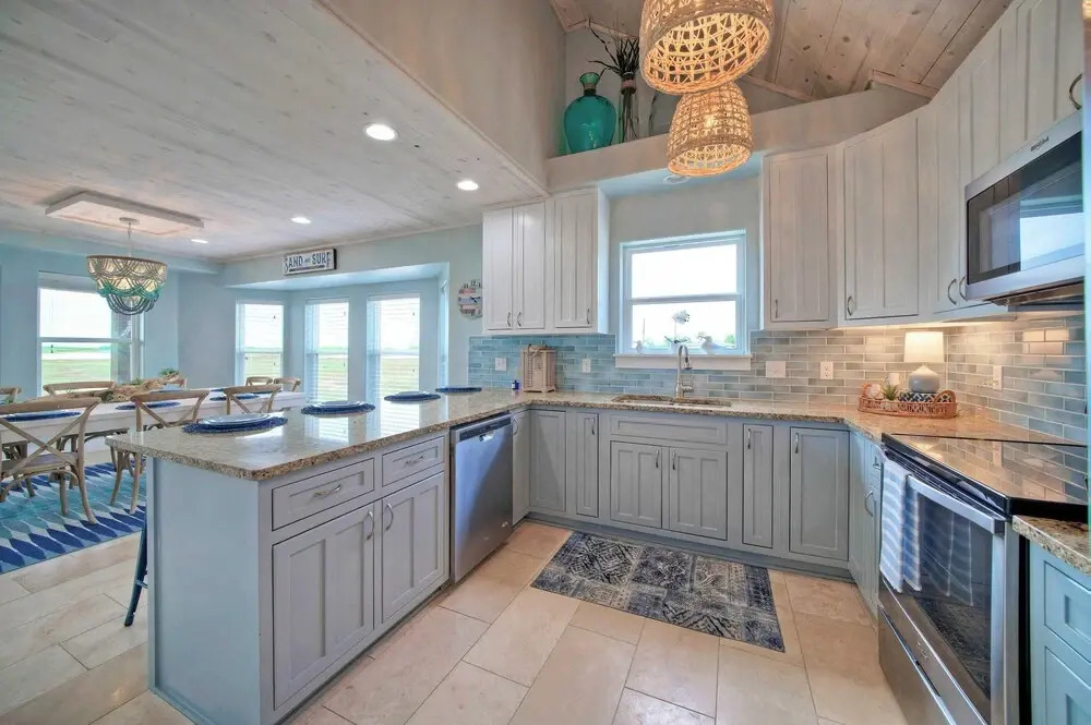 Sleeps 22 2 Homes w/ Private Pool, Game Room, Nature Views 7 BDR Avantstay