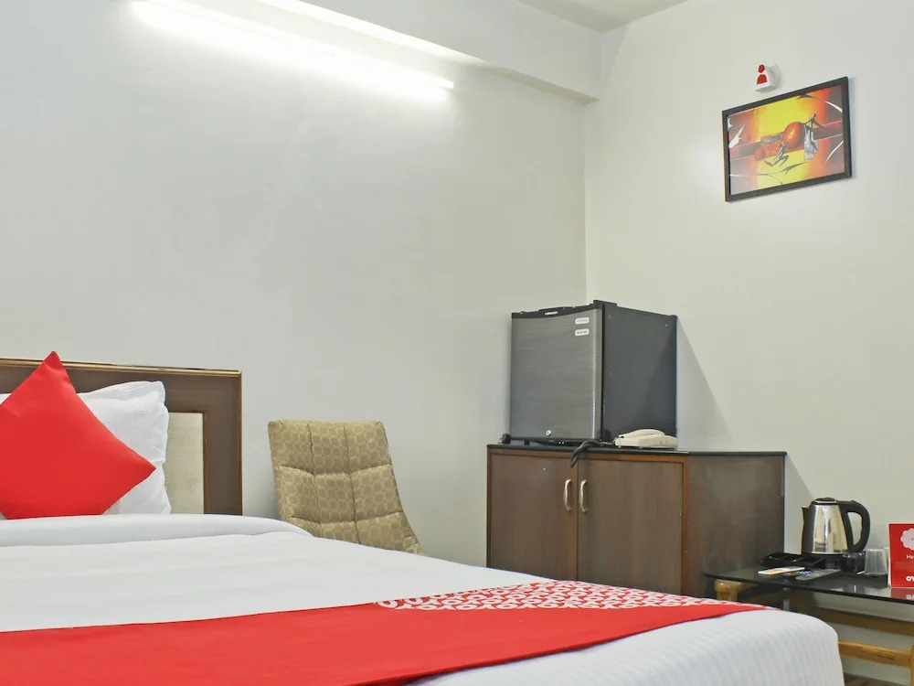 OYO 22792 Hotel Jayratna