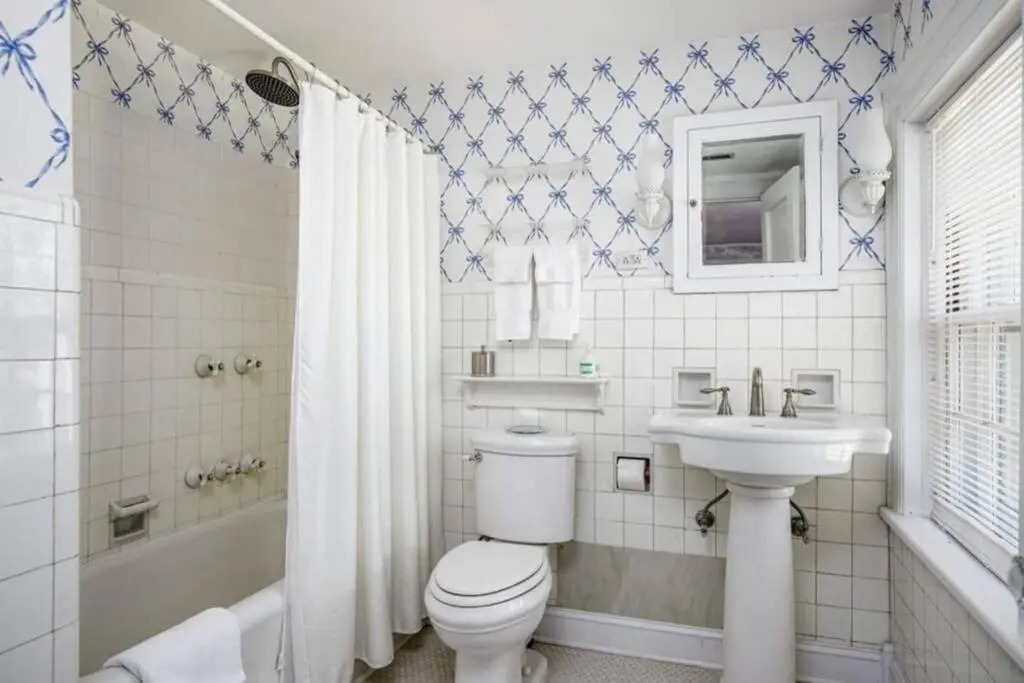 Knollwood House Bed & Breakfast