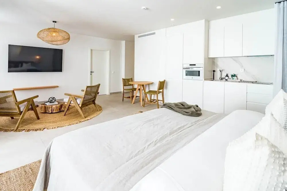 A5- Seaclub Suites by Roomservices