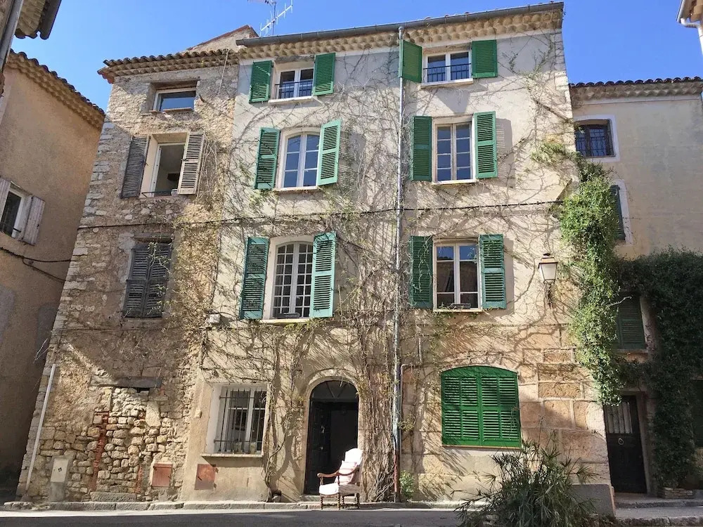 Peaceful Mansion With Roofed Terrace in Lorgues France