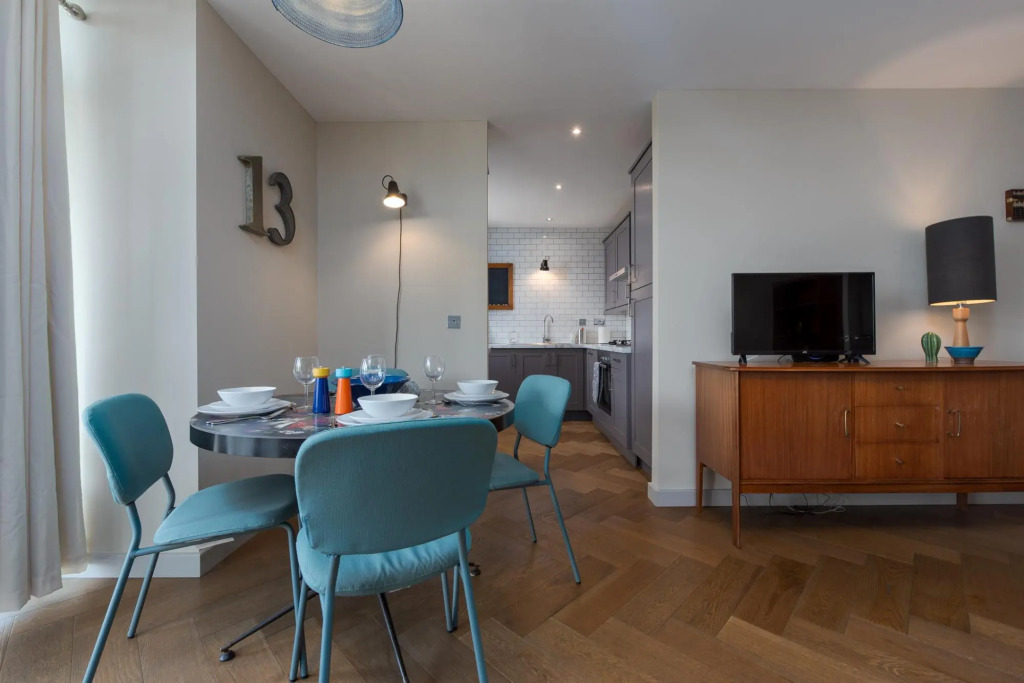 Spacious Fulham Apartment Close to the River by Underthedoormat
