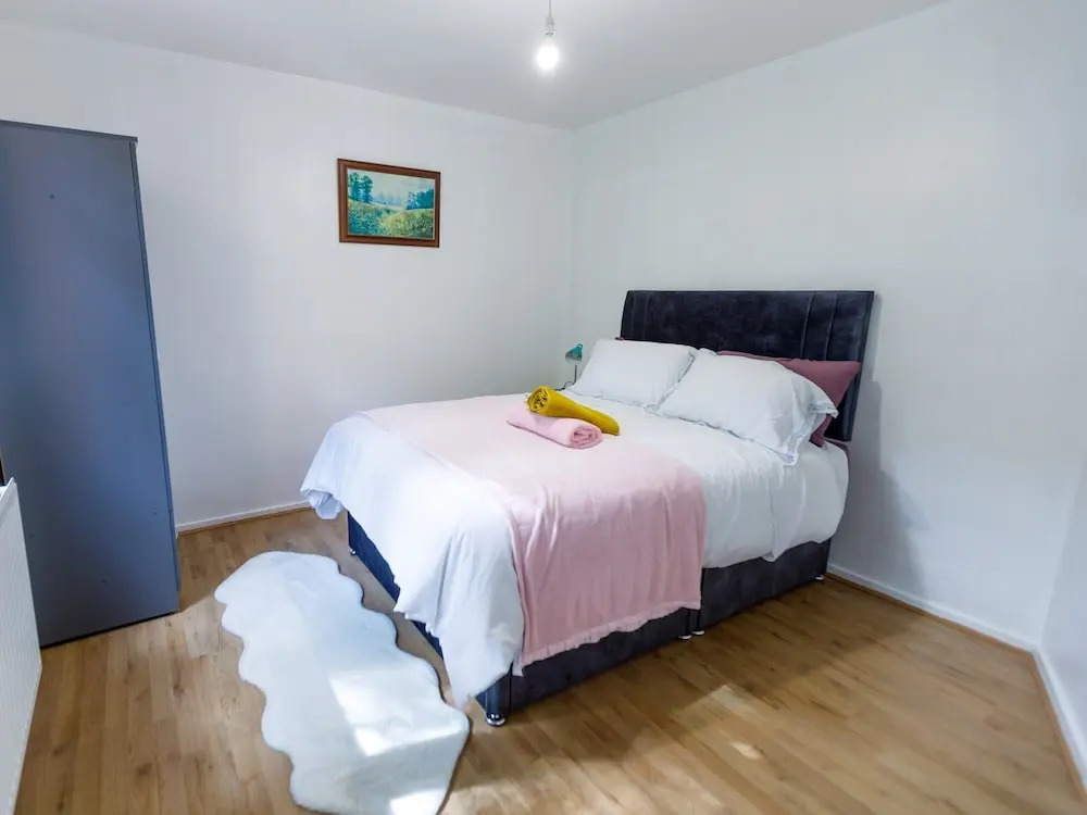 Inviting 3-bed House in London, Stay up to 6