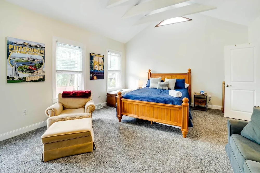 Walk to Walnut St: Pet-friendly Pittsburgh Home!