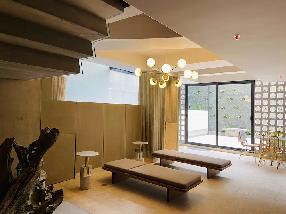w Artistic Loft in Unique Building