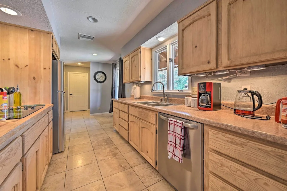 1 Mi to Cathedral Rock Trailhead: Home w/ Sunroom