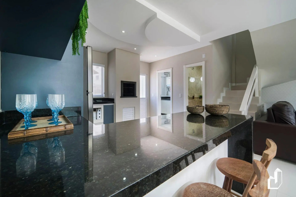 Duplex com piscina à beira mar e 03 suítes