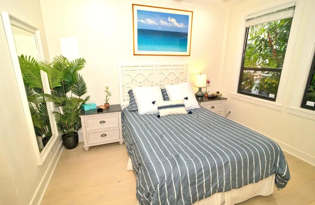 Palm Beach Paradise Walk to Beach Pool WiFi 86" TV WiFi