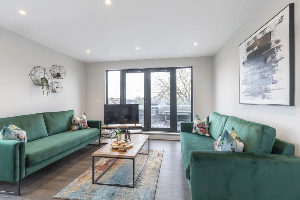 Elliot Oliver - Stunning 3 Bedroom Penthouse With Large Terrace And Parking