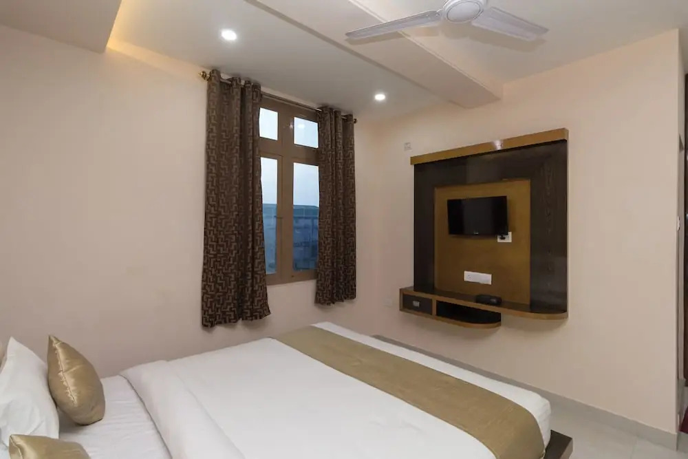 OYO 9909 The Saad Hotel