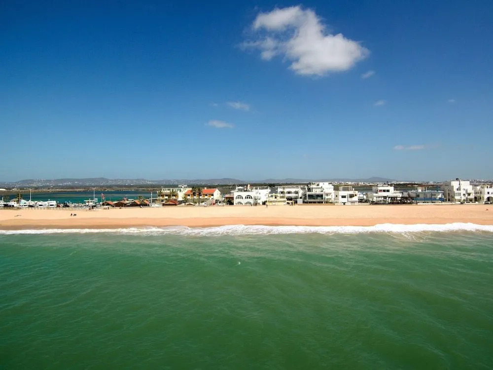 Golden Beach Guest House & Rooftop Bar