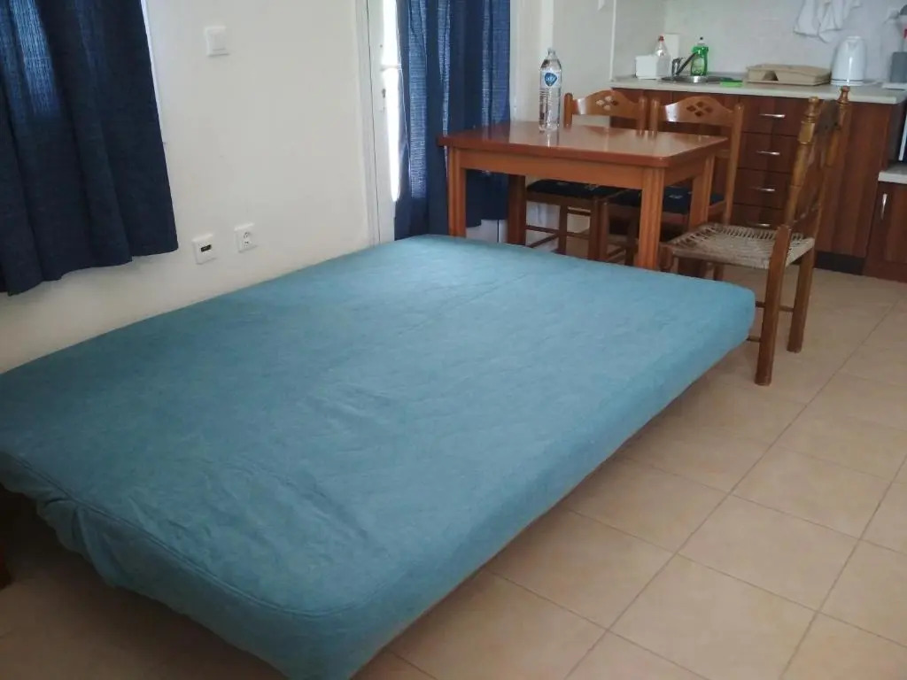 R.A.F. nice studio with garden& parking