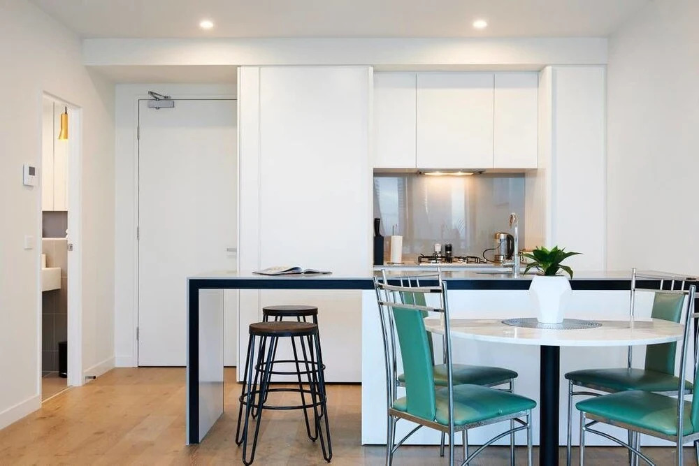 Panoramic Melbourne Views from Stylish Apartment