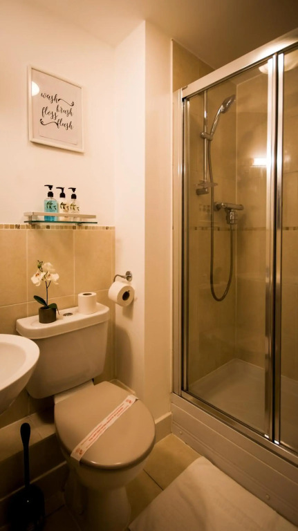 Splendid High Street 2 BR Apartment - King Bed - Wise Stays