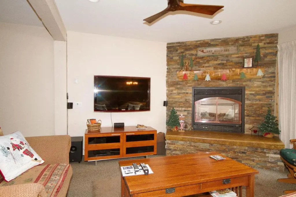 Mammoth Ski Racquet Club 82