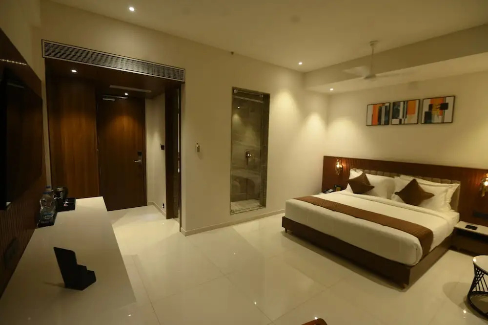 Kings Kraft Tremezzo Inn, Somnath