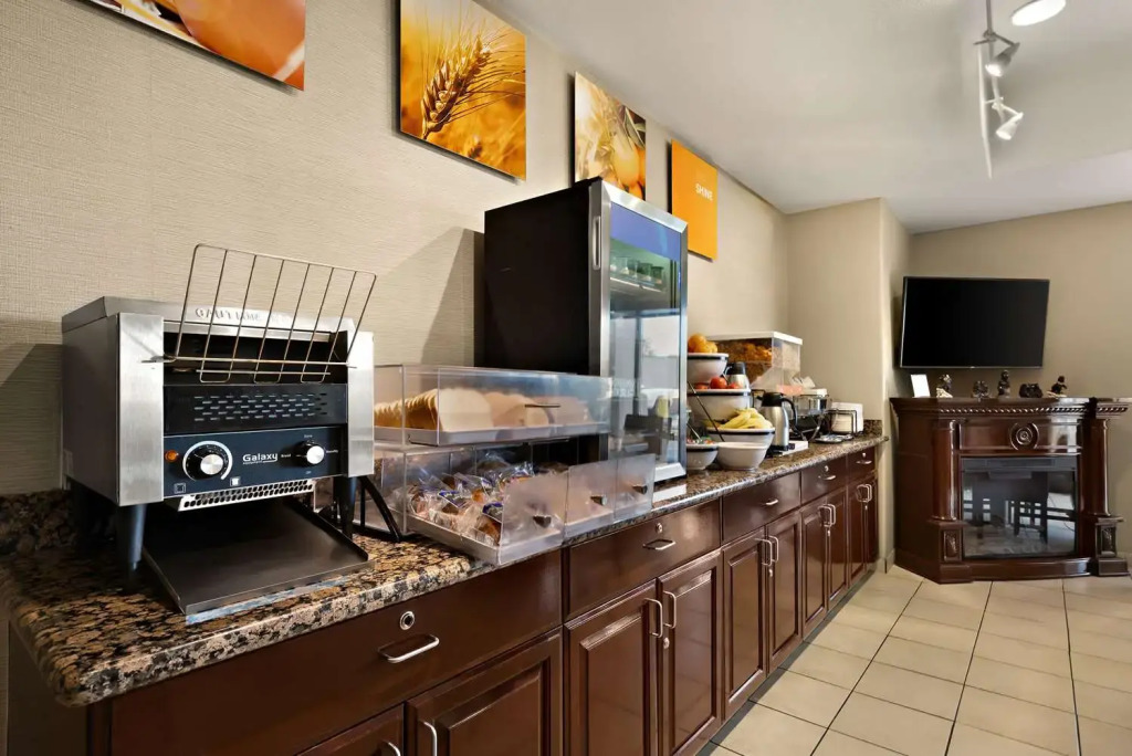 Comfort Inn & Suites Airport Convention Center