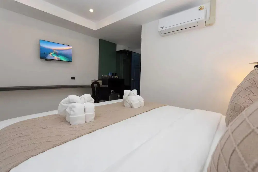 XL PATONG Hotel