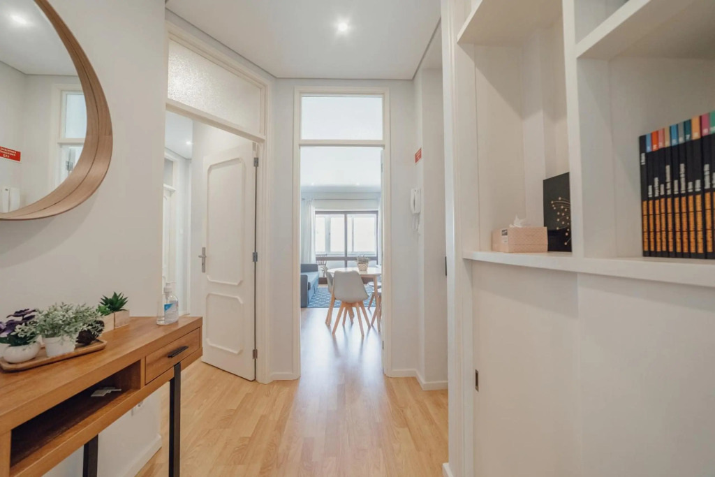Downtown Design Apartment With Balcony