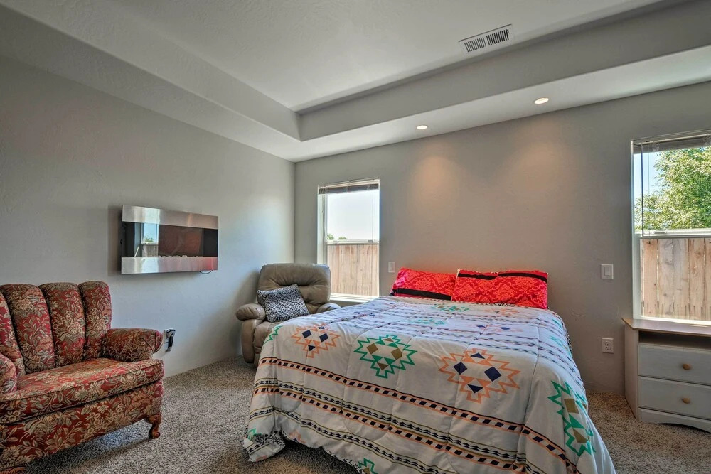 Cozy Home w/ Yard ~ 3 Mi to Downtown Medford!