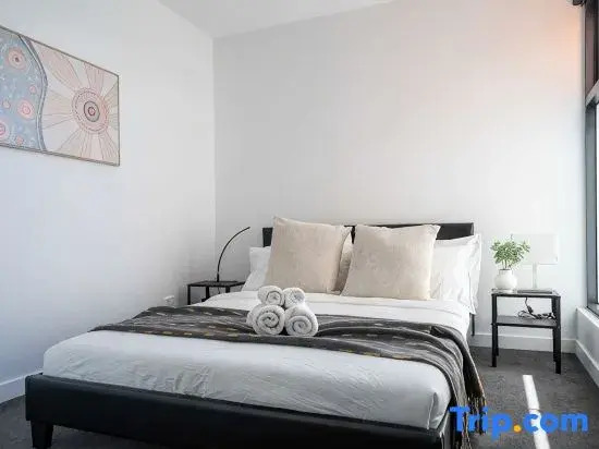 Modern 2B Apt with Views Near Swinburne University