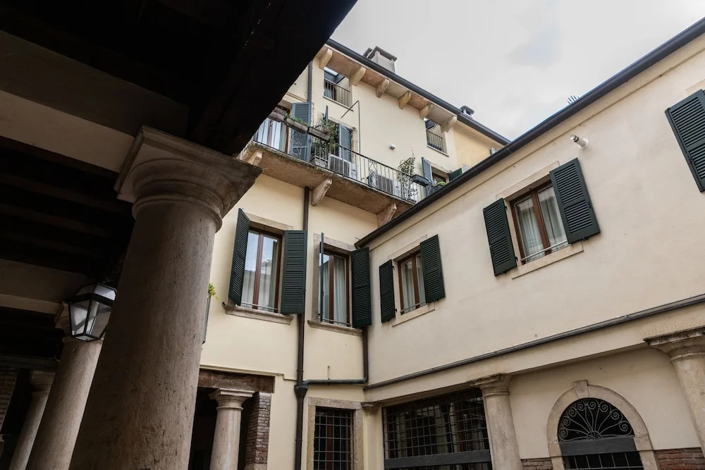 Prestigious Residence Brà with a turret overlooking Verona