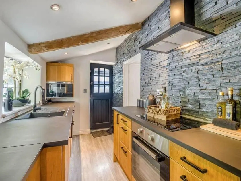 2 bedroom cosy cottage with hot tub in hambrook close to Bristol City Centre