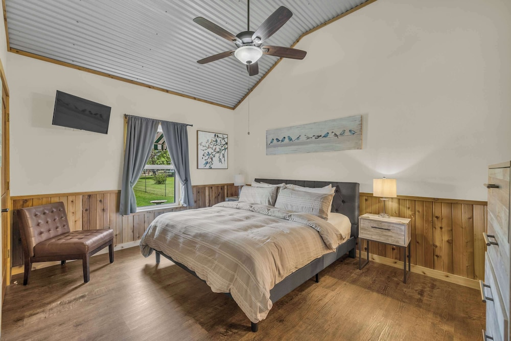 Farmhouse Charm 10 Min to Downtown, Pet Friendly!