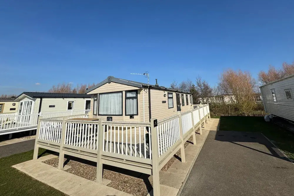 Statichome-sleeps6-lakeview-balcony-parking-petsok