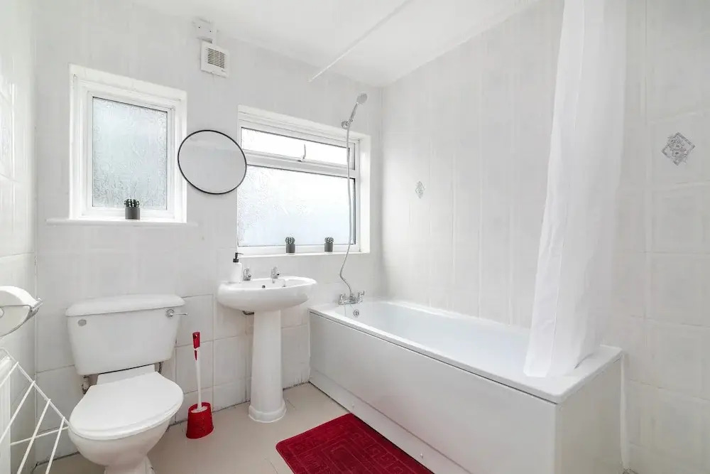 Refurbished 4-bed Family Home-near Central London