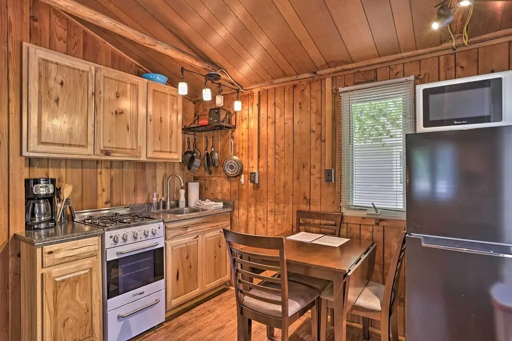Steps to Beach! Dog-friendly Suttons Bay Cottage