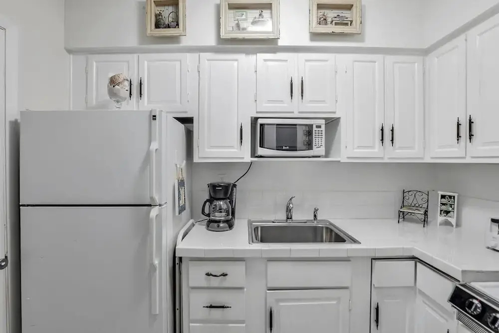 Idyllic Condo With Brief Walk to Beach and Restaurants