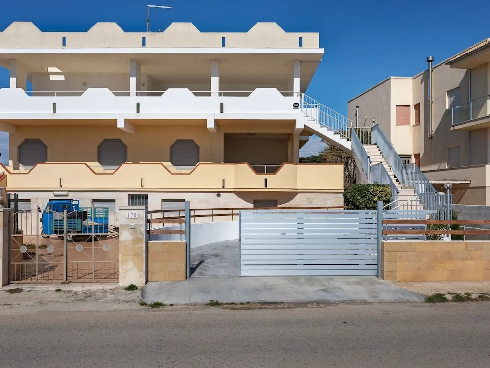 Pleasant Holiday Home in Donnalucata near Spiaggia Micenci