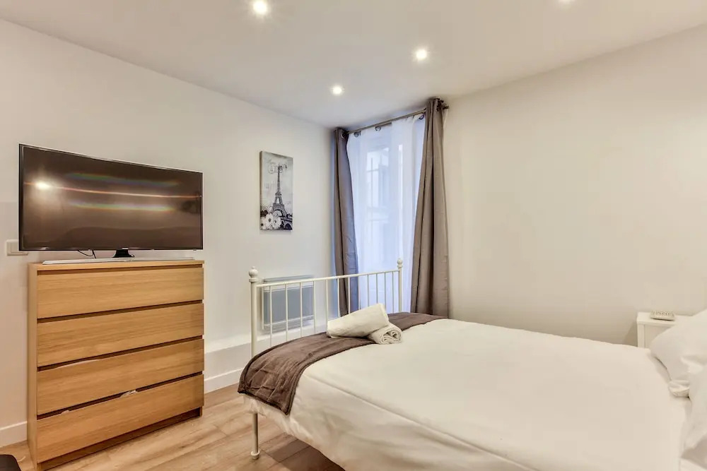 14 - Luxury Flat Eiffel Design 1