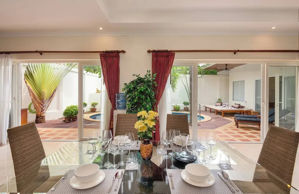 Luxury 2BR Pool Villa Pratamnak Soi5 - 50m to Beach