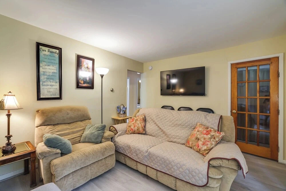 Walk to Falls, Casino! Niagara Family Home w/ Yard