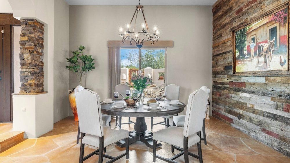 5bdr Oasis w/ Waterfall Pool, Hot Tub, Desert View Desert Cascase by Avantstay