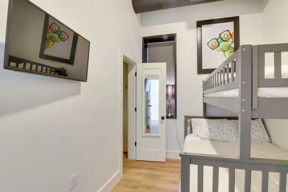 Walk to Strand Historic District: Stylish Dtwn Gem