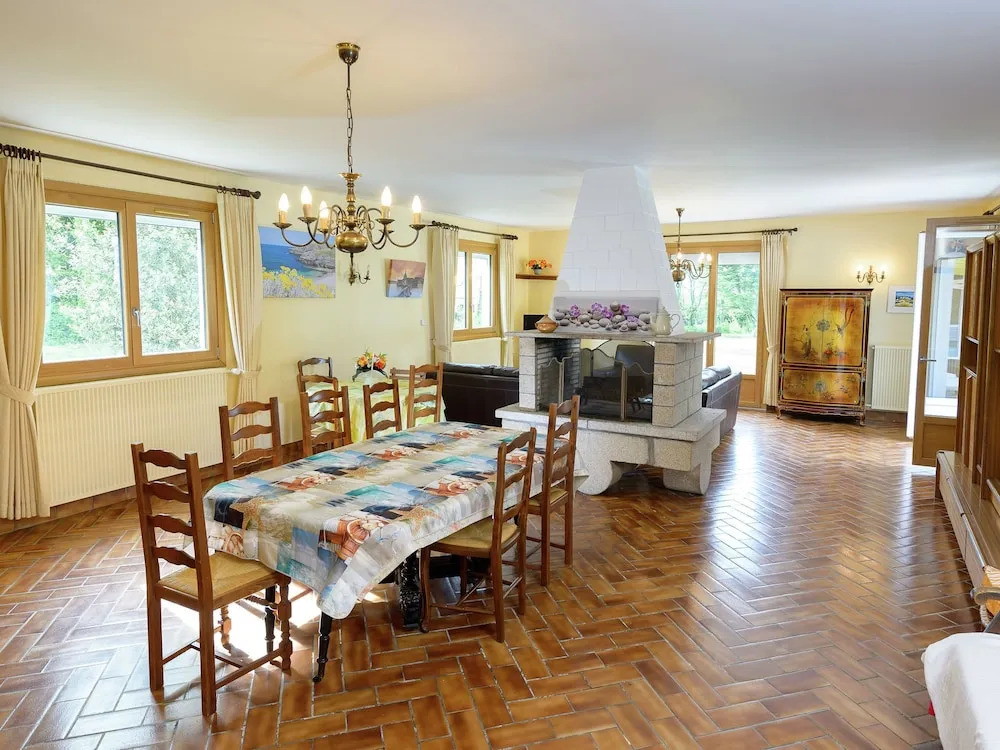 Beautiful villa with swimming pool, a large garden located in a beautiful green area