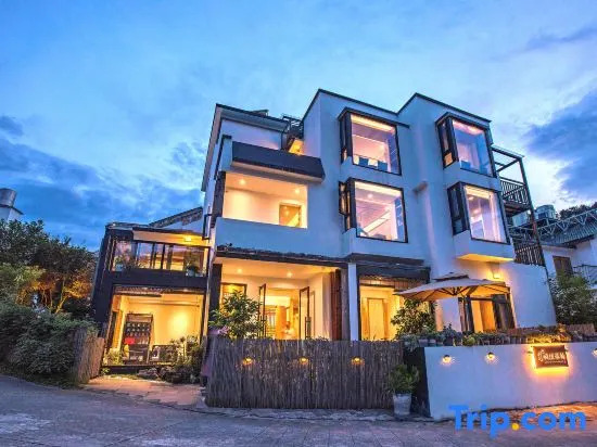 yinju renjia Hostel (South gate of the scenic area)
