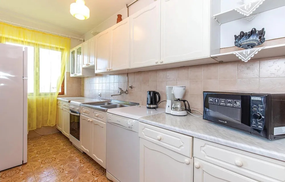 Amazing apartment in Novi Vinodolski w/ 3 Bedrooms