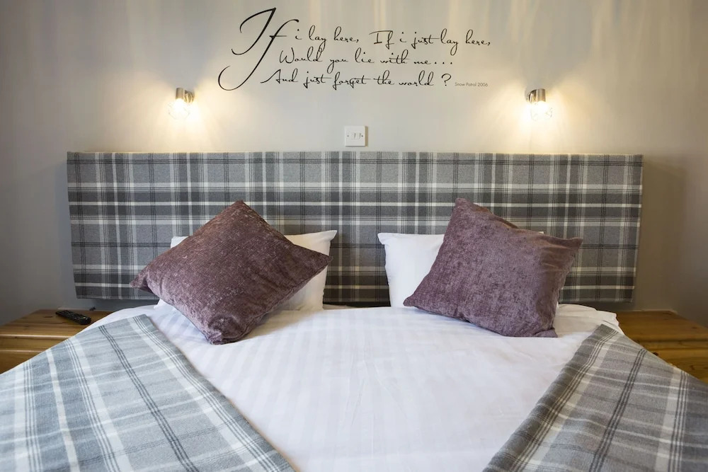 Crown and Cushion Appleby